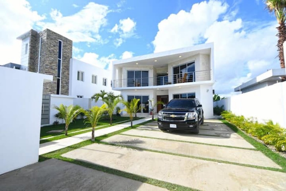 Caribbean Bliss Villa – 10-Bedroom Villa with Pool in Sosúa
